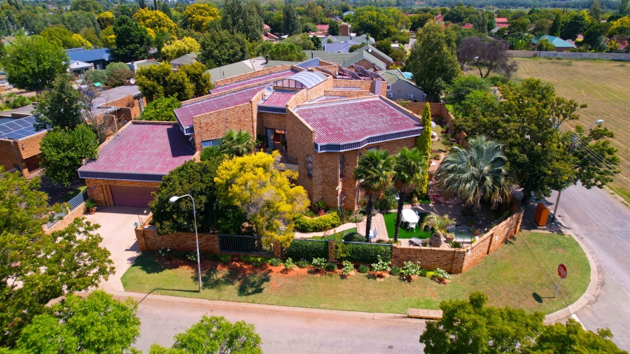 6 Bedroom Property for Sale in Van Der Hoff Park North West